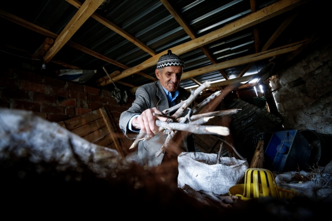 Kurduğu kütüphaneyi "çocuklar üşümesin" diye her gün ısıtıyor